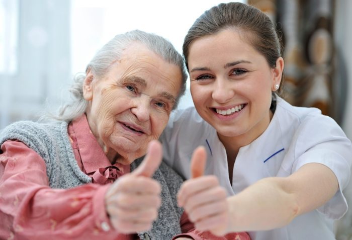 Betreuungsperson und Seniorin