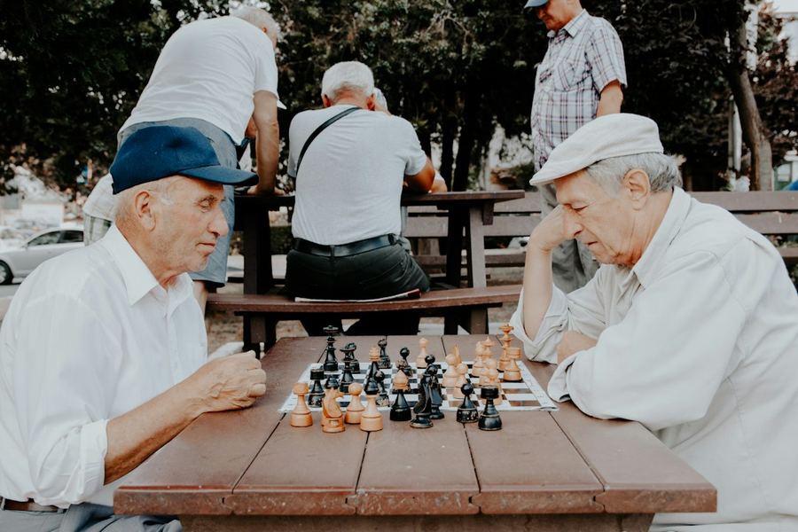Zwei Senioren spielen gemeinsam Schach