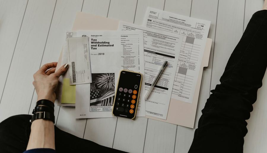 Unterlagen und Taschenrechner für die Kostenplanung